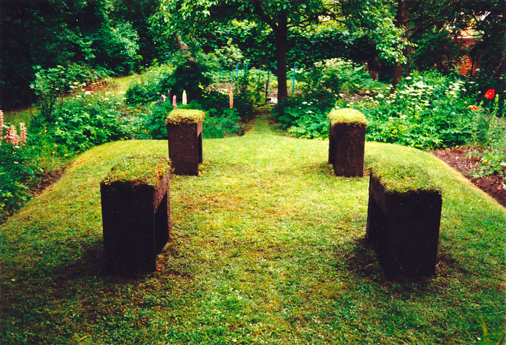 "Raseninsel" im Garten von Margaret Raspé / Installation mit beleuchteter Wasserspiegelung, Berlin, 1994