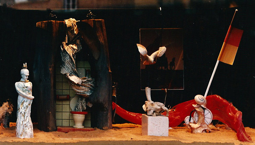 „Inventar deutscher Wirklichkeit“, Kunstsalon der Volksbühne, Berlin, 1995: "Neue Deutsche Räume und Ausblicke"