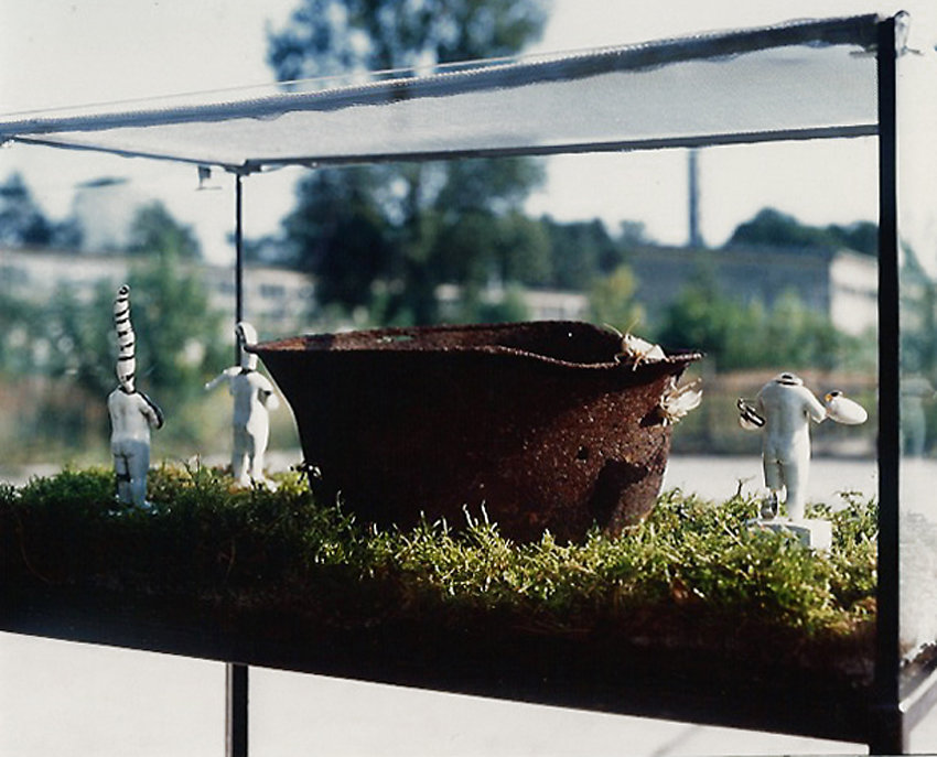 „Reservate ersetzen die Zapfsäulen“ an der ehemaligen Tankstelle,  Panzerhalle II, Groß Glienicke, 1996