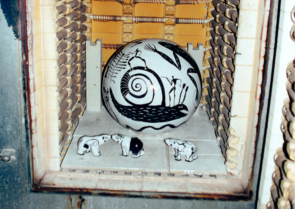 Brennofen mit Kugelbrunnen und Eisbären, 2001